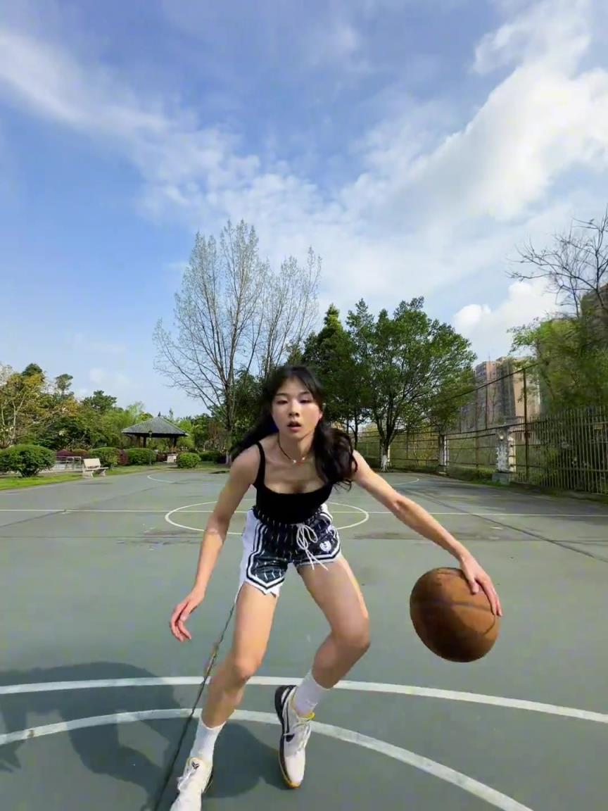 看著有點實力，敢背打我不？